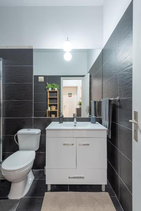 Modern Rustic Apartment In Graca リスボン エクステリア 写真
